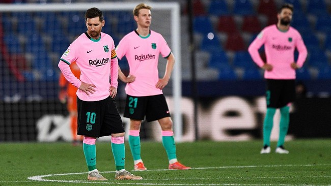Barcelona membuang kesempatan ke puncak klasemen Liga Spanyol usai bermain imbang 3-3 lawan Levante di Stadion Ciudad de Valencia.