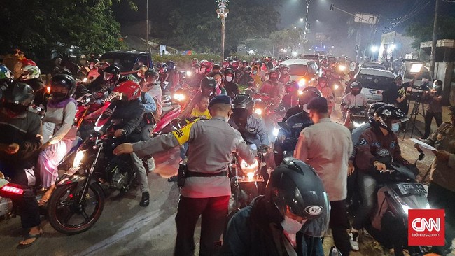 Puluhan pemudik bersepeda motor dipaksa putar balik oleh petugas kepolisian dan Satpol PP di pos penyekatan mudik di Kedungwaringin pada malam takbir.