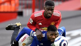 Netizen Salah Mengira Bek Man Utd Tuanzebe Pakai Apple Watch