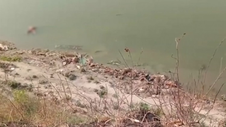Mayat di Sungai Gangga India