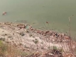 Evakuasi Jenazah Hanyut Diduga Corona, India Pasang Jaring di Sungai Gangga