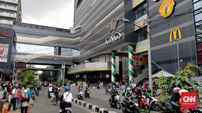PPKM Diperpanjang, Mal Mulai Beroperasi Terbatas di Bandung Sejumlah pusat perbelanjaan atau mal di Bandung, Jawa Barat, mulai beroperasi secara terbatas mulai hari ini, Selasa (10/8).