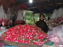 Keluh Kesah Penjual Bunga di TPU Kala Warga Tak Boleh Ziarah