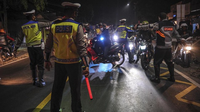 Polda Sumut memutar balik 8.333 kendaraan dalam operasi Ketupat Toba 2021 selama libur Idulfitri.