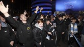 FOTO: Pesta Suporter Man City Usai Juara Liga Inggris Ratusan suporter Manchester City merayakan sukses menjadi juara Liga Inggris setelah Manchester United dikalahkan Leicester City.