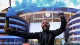 FOTO: Pesta Suporter Man City Usai Juara Liga Inggris Ratusan suporter Manchester City merayakan sukses menjadi juara Liga Inggris setelah Manchester United dikalahkan Leicester City.