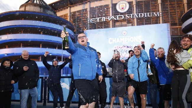 Suporter Manchester City menjadi sasaran olok-olok karena melakukan selebrasi juara Liga Inggris di luar Stadion Etihad.