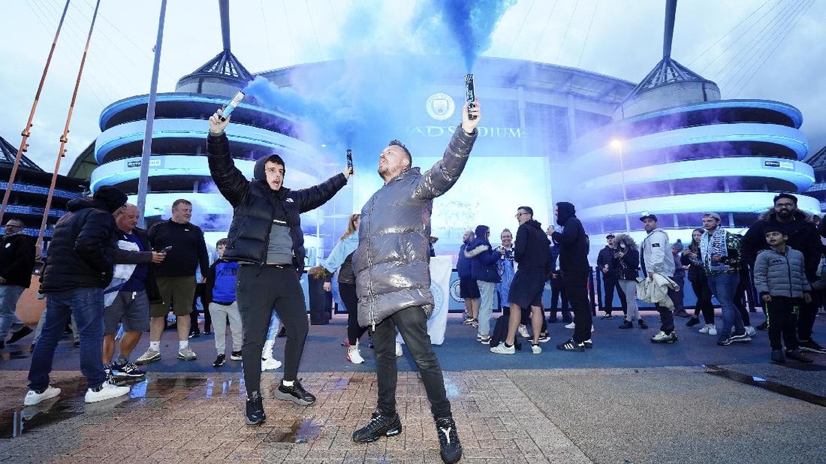 FOTO: Pesta Suporter Man City Usai Juara Liga Inggris