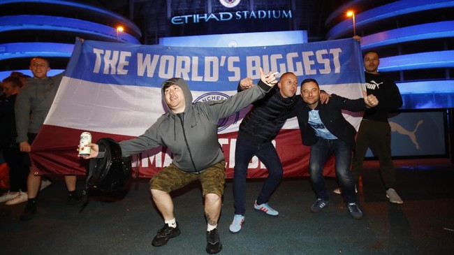FOTO: Pesta Suporter Man City Usai Juara Liga Inggris