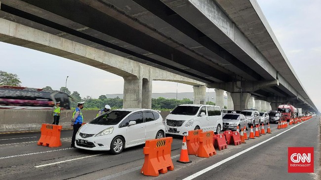 Pasutri positif corona kabur dari lokasi isolasi sementara di pos terpadu Tol Cikampek hingga ke Subang.