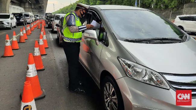 Pada H-1 Idulfitri, lalu lintas di tol Jakarta-Cikampek terpantau sepi dan petugas tetap memutar balik kendaraan yang tak sesuai aturan.