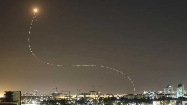 Israel mengatakan serangan rudal yang ditembakkan dari Yaman hari ini (15/9) tak menimbulkan korban jiwa karena jatuh di daerah kosong.