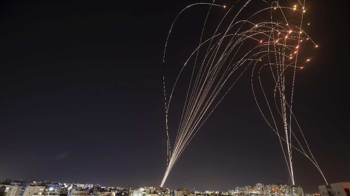 FOTO: Wilayah Israel Porak Poranda Kena Hantam Roket Hamas
