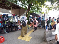 Pasar Tanah Abang Tutup, PKL Ramai Jualan di Trotoar