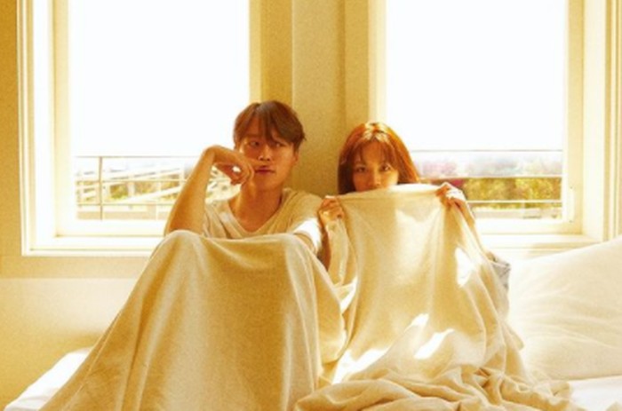 Ternyata, Hyeri dan Jang Ki Yong tengah menjalani pemotretan untuk cover majalah 1st Look edisi Mei 2021
