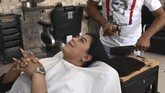 FOTO: Intip Cara Potong Rambut Unik Pakai Pisau Daging Tukang cukur rambut asal Pakistan, Ali Abbas, memangkas rambut pelanggan memakai pisau daging, blow torch, hingga pecahan gelas.