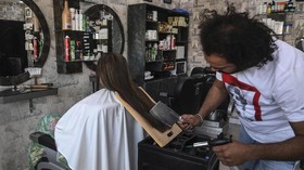 FOTO: Intip Cara Potong Rambut Unik Pakai Pisau Daging