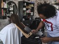 FOTO: Intip Cara Potong Rambut Unik Pakai Pisau Daging