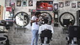 FOTO: Intip Cara Potong Rambut Unik Pakai Pisau Daging Tukang cukur rambut asal Pakistan, Ali Abbas, memangkas rambut pelanggan memakai pisau daging, blow torch, hingga pecahan gelas.