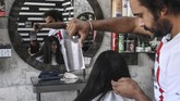 FOTO: Intip Cara Potong Rambut Unik Pakai Pisau Daging Tukang cukur rambut asal Pakistan, Ali Abbas, memangkas rambut pelanggan memakai pisau daging, blow torch, hingga pecahan gelas.