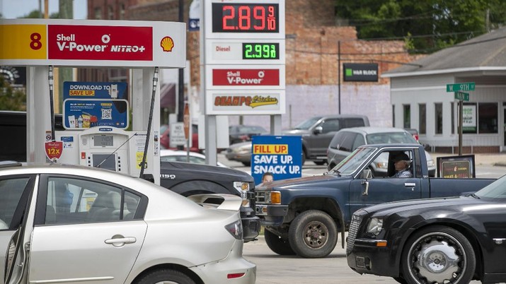 Antre BBM di AS Customers wait in line to purchase fuel at the Duck-Thru in Scotland Neck, N.C., on Tuesday, May 11, 2021. The station was doing a brisk business on Tuesday as news of the cyberattack on the Colonial Pipeline spread fear of a gas shortage in rural North Carolina. (Robert Willett/The News & Observer via AP)