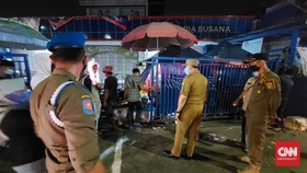 Aparat Tutup Paksa Lapak Pasar Jatinegara saat Malam Takbiran