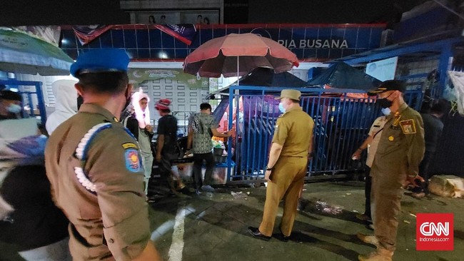 Warga yang menggantungkan hidupnya dari pekerjaan informal di luar rumah dinilai berpotensi terkena sanksi pidana dalam revisi Perda DKI.