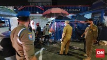 Aparat Tutup Paksa Lapak Pasar Jatinegara saat Malam Takbiran