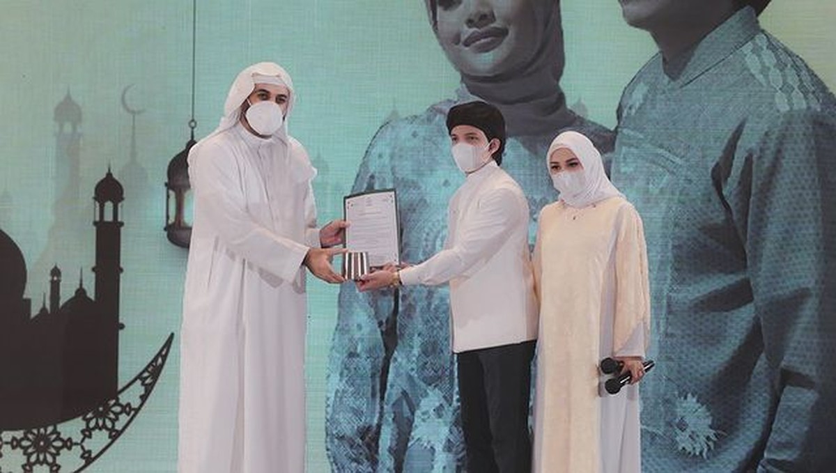 Di bulan suci Ramadhan ini semua orang berloma-lomba membuat kebaikan&period; Yuk kita intip potret Atta dan Aurel memberikan santunan&excl;