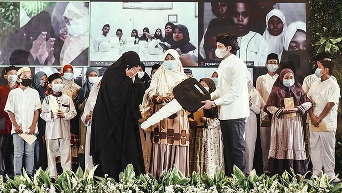 Di bulan suci Ramadhan ini semua orang berloma-lomba membuat kebaikan&period; Yuk kita intip potret Atta dan Aurel memberikan santunan&excl;