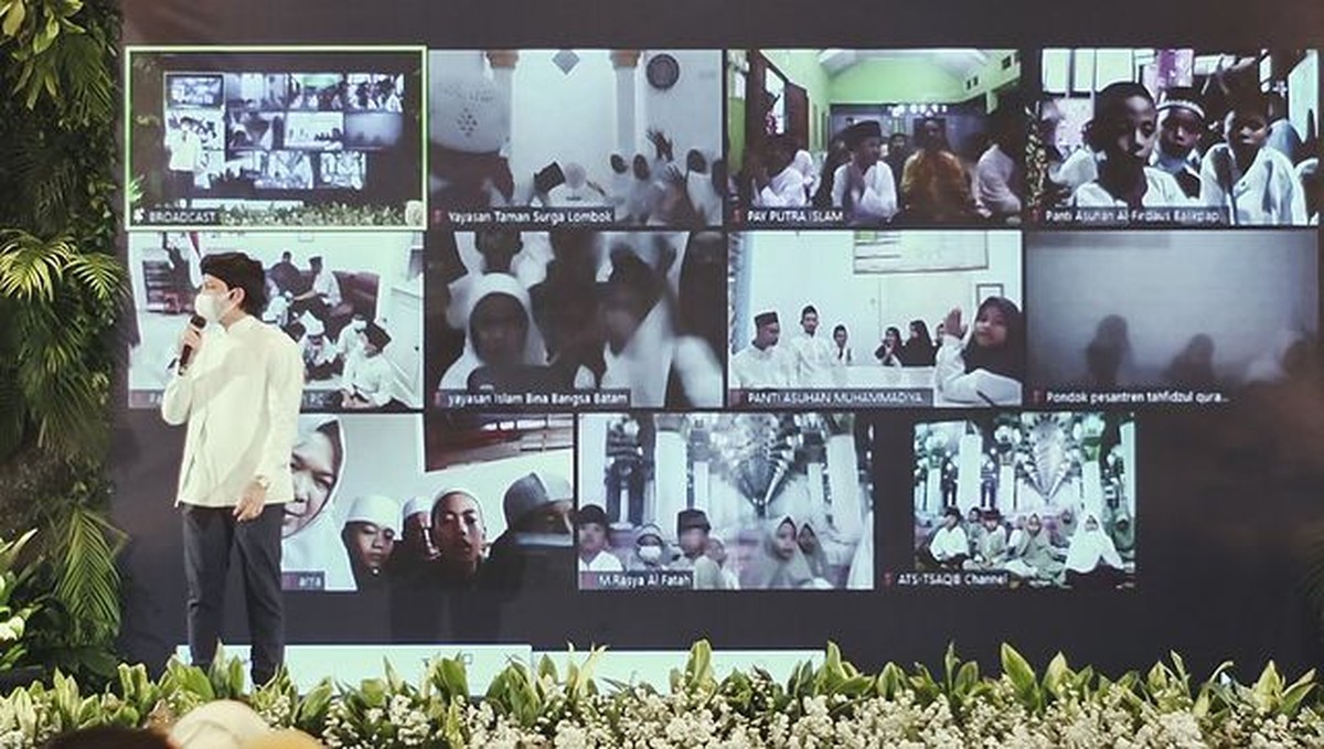 Di bulan suci Ramadhan ini semua orang berloma-lomba membuat kebaikan&period; Yuk kita intip potret Atta dan Aurel memberikan santunan&excl;