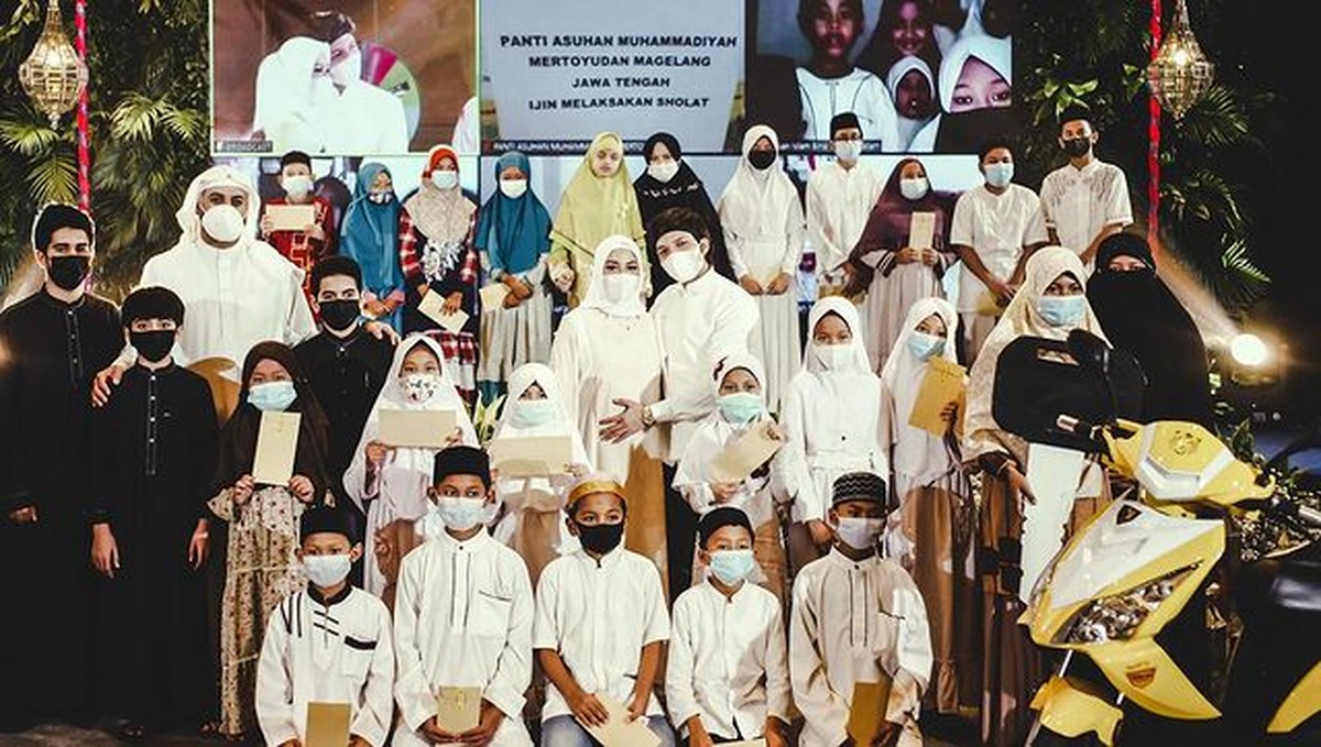 Di bulan suci Ramadhan ini semua orang berloma-lomba membuat kebaikan&period; Yuk kita intip potret Atta dan Aurel memberikan santunan&excl;