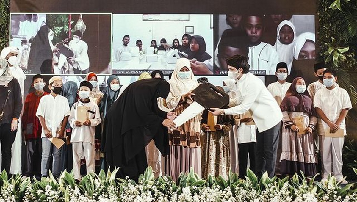 Di bulan suci Ramadhan ini semua orang berloma-lomba membuat kebaikan&period; Yuk kita intip potret Atta dan Aurel memberikan santunan&excl;