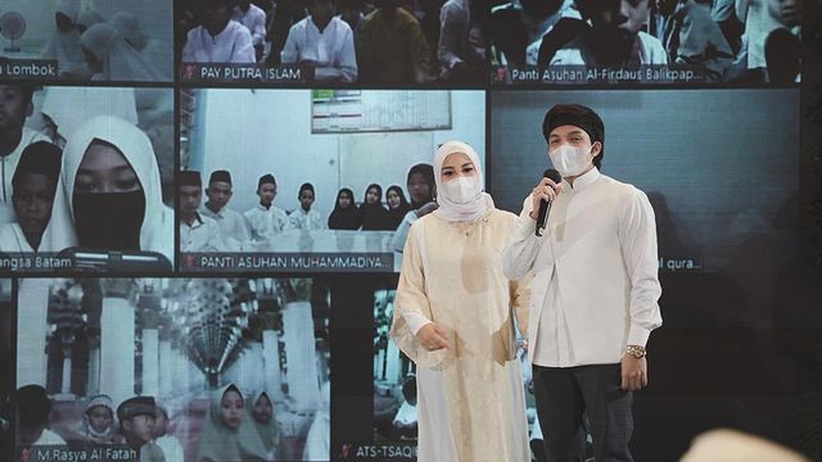 Di bulan suci Ramadhan ini semua orang berloma-lomba membuat kebaikan&period; Yuk kita intip potret Atta dan Aurel memberikan santunan&excl;