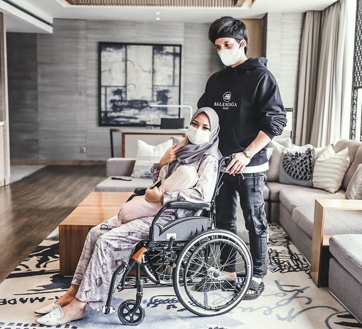 Di bulan suci Ramadhan ini semua orang berloma-lomba membuat kebaikan&period; Yuk kita intip potret Atta dan Aurel memberikan santunan&excl;