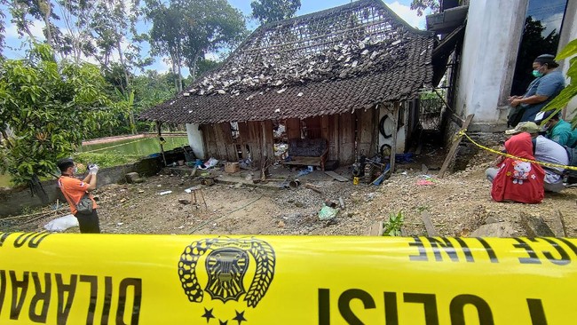 Lima orang di Kediri, Jawa Timur, terluka karena ledakan petasan. Selain itu, satu rumah juga hancur dalam peristiwa ledakan tersebut.  