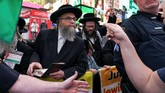 FOTO: Dukungan Pro Palestina dari Jalanan Amerika Aksi dukungan untuk Palestina berlangsung di sejumlah kota di Amerika Serikat, menyusul puluhan warga Palestina tewas karena serangan Israel.