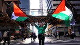 FOTO: Dukungan Pro Palestina dari Jalanan Amerika Aksi dukungan untuk Palestina berlangsung di sejumlah kota di Amerika Serikat, menyusul puluhan warga Palestina tewas karena serangan Israel.