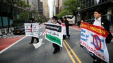 FOTO: Dukungan Pro Palestina dari Jalanan Amerika Aksi dukungan untuk Palestina berlangsung di sejumlah kota di Amerika Serikat, menyusul puluhan warga Palestina tewas karena serangan Israel.