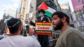 FOTO: Dukungan Pro Palestina dari Jalanan Amerika Aksi dukungan untuk Palestina berlangsung di sejumlah kota di Amerika Serikat, menyusul puluhan warga Palestina tewas karena serangan Israel.