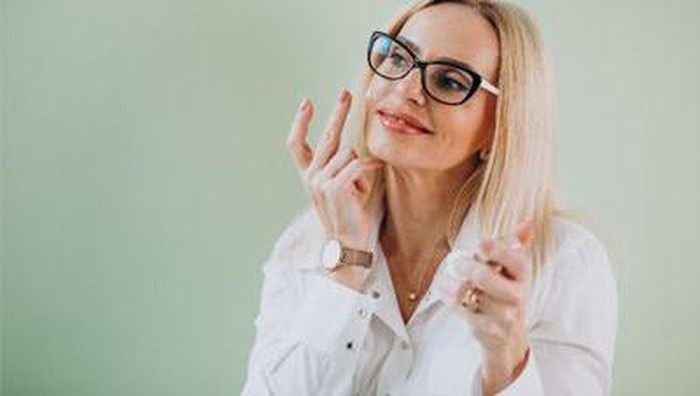 5 Produk Drugstore yang Wajib Dimiliki untuk Rawat Kulit di Usia 40-an 5 Produk Drugstore yang Wajib Dimiliki untuk Rawat Kulit di Usia 40-an