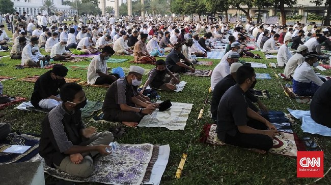Ribuan jemaah memenuhi lapangan di sekitar Masjid Al-Azhar, Jakarta Selatan yang dijadikan sebagai tempat salat, Kamis (13/5).
