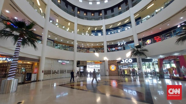 Sejumlah pusat belanja modern atau mal di Jakarta tampak lengang pada hari pertama Idulfitri 1442 Hijriah. Keramaian hanya terlihat di gerai makanan.