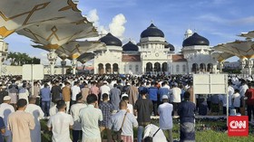 Jemaah Salat Ied Masjid Raya Baiturrahman Aceh Membeludak