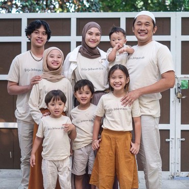 Gemasnya Baju Lebaran Keluarga Hanung Bramantyo dan Zaskia Adya Mecca