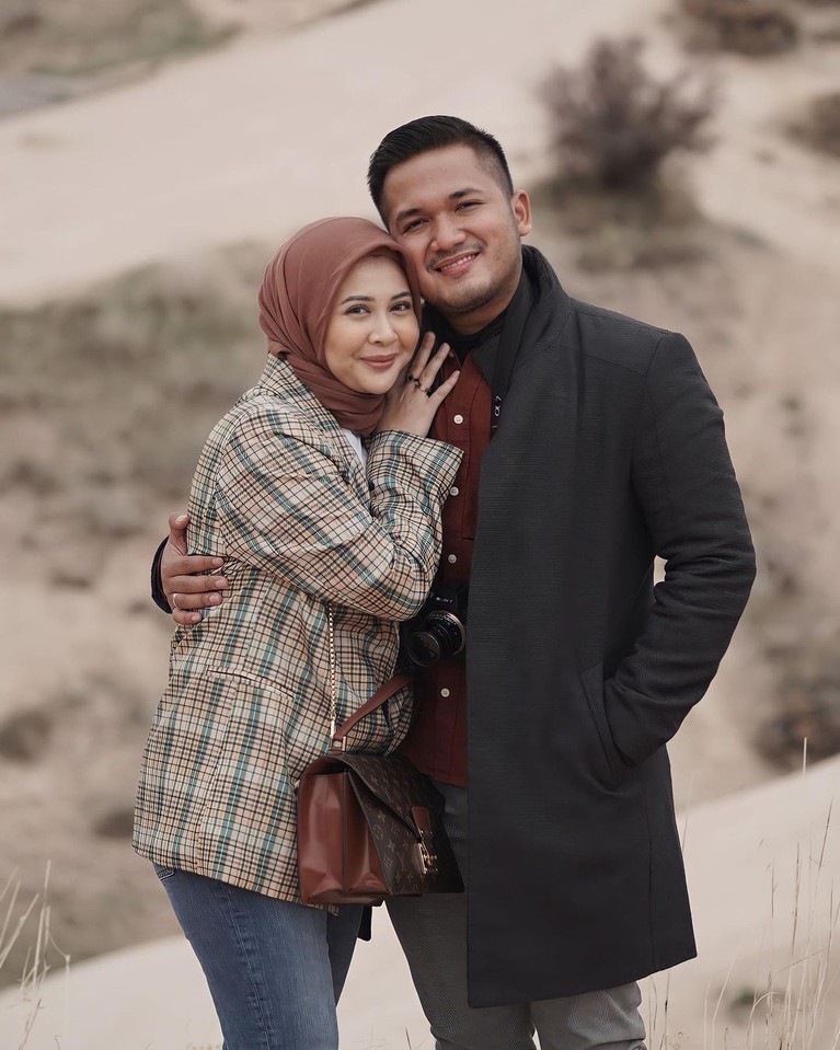 Kesha Ratuliu dan Adhi Permana Kesha Ratuliu dan Adhi Permana
