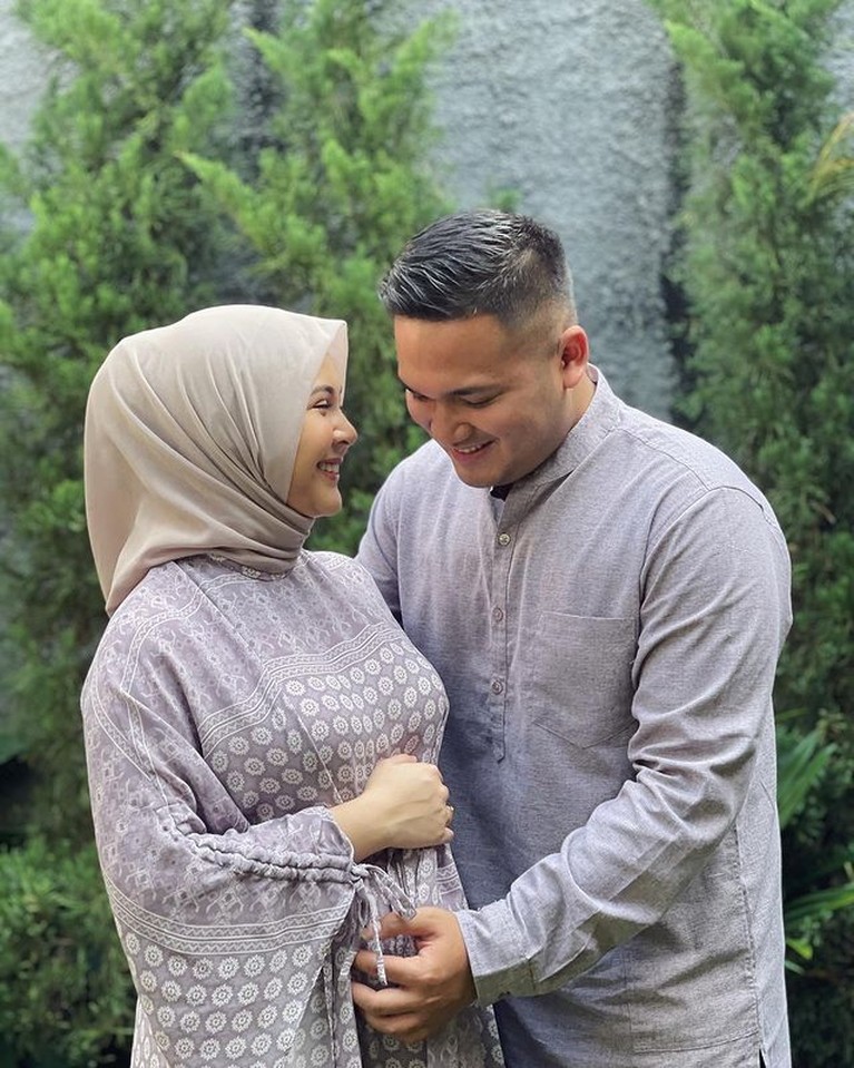 Kesha Ratuliu dan Adhi Permana Kesha Ratuliu dan Adhi Permana