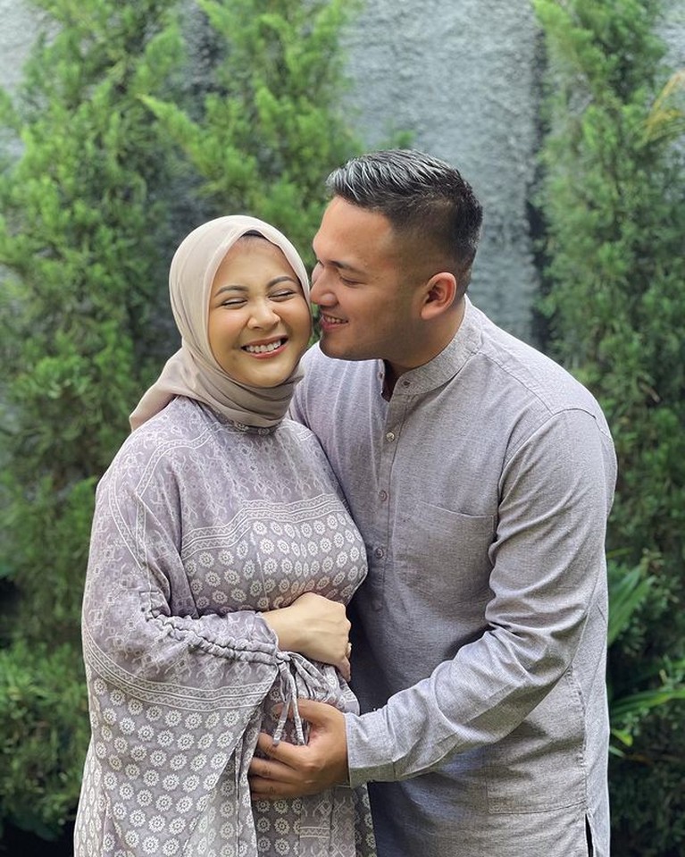 Kesha Ratuliu dan Adhi Permana Kesha Ratuliu dan Adhi Permana