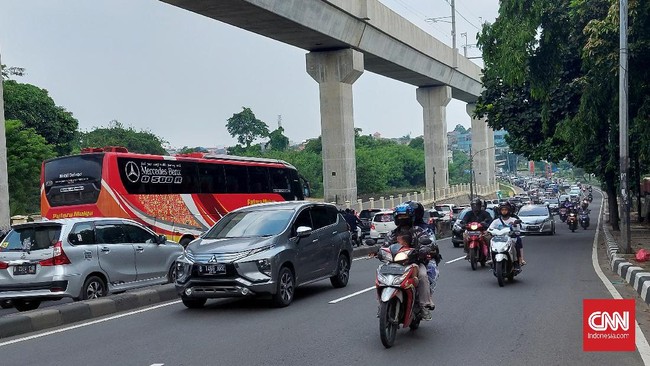 Sejumlah ruas jalan di Jakarta dan Depok mengalami kemacetan pada hari pertama Idulfitri 1442 Hijriah. Macet terpantau di Lebak Bulus hingga kawasan Depok.