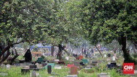 Anies Izinkan Warga Jakarta Ziarah Kubur Mulai Senin